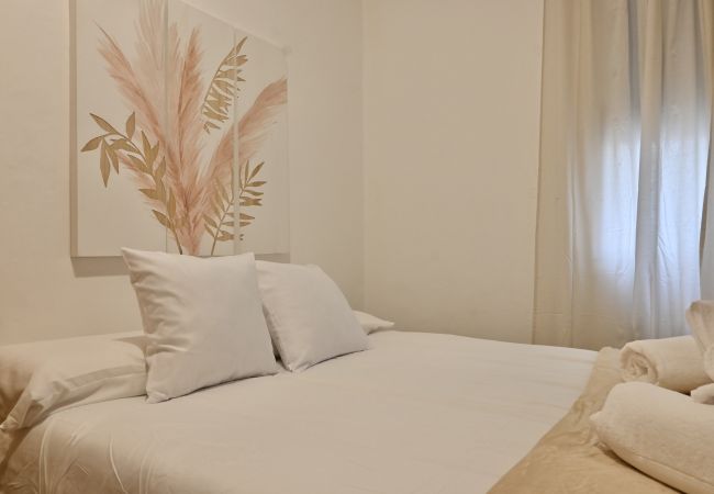 Apartment in Madrid - Four Bedroom Apartment in the Bohemian Neighborhood of Malasaña VLD13 