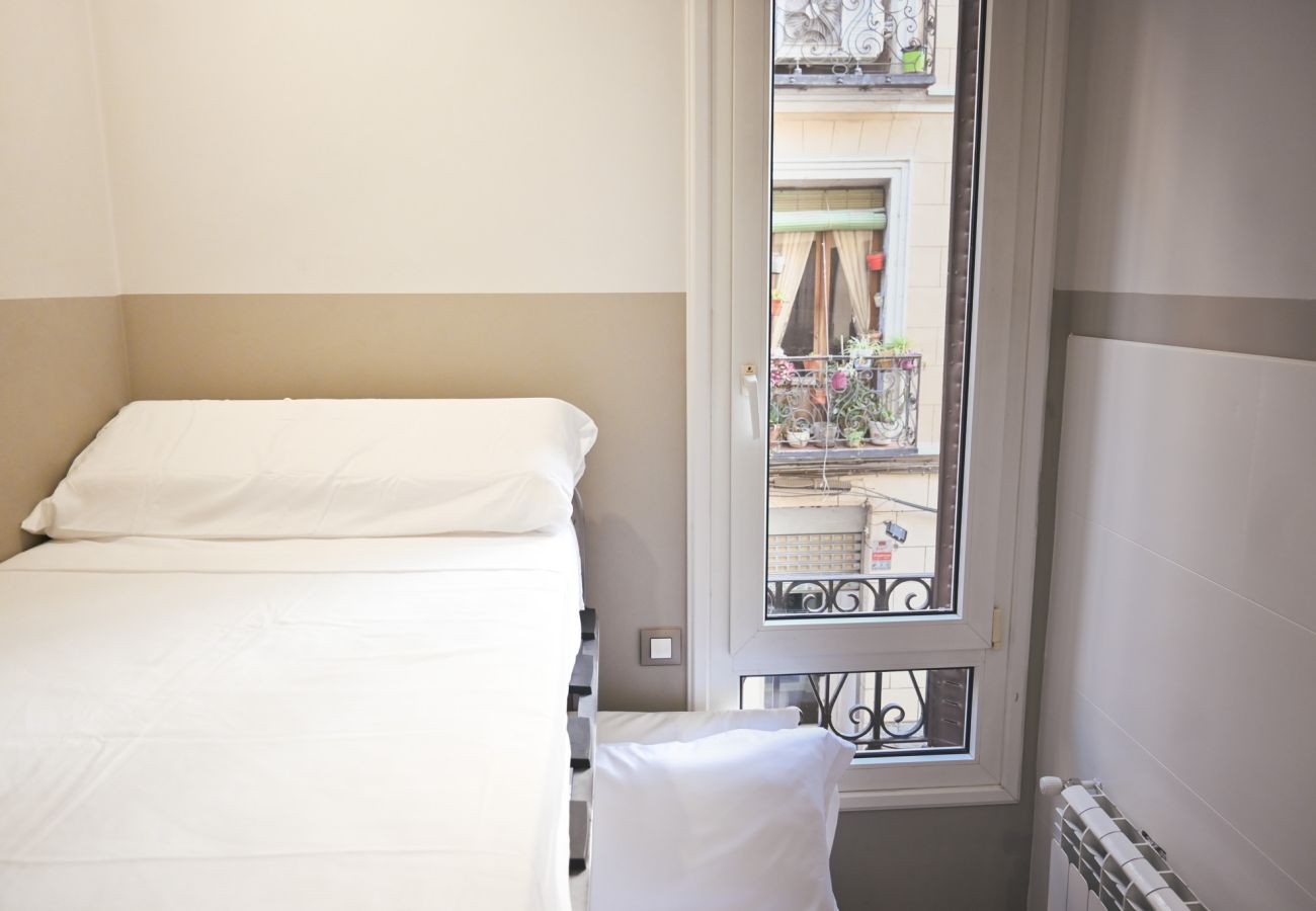 Apartment in Madrid - M (PAL4) Spacious three-bedroom home in La Latina