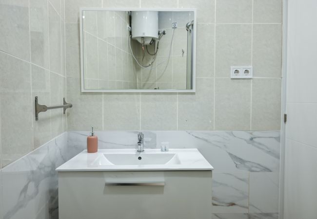 Apartment in Madrid - M (GHE130) Encantador apartamento de un dormitorio Apartment in Madrid - M (GHE130) Encantador apartamento de un dormitorio