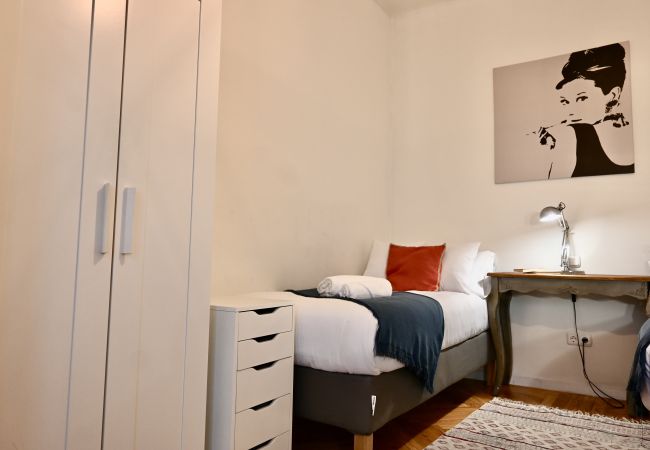 Apartment in Madrid - M (CUB23) Central and spacious 3-bedroom home in Las Cortes