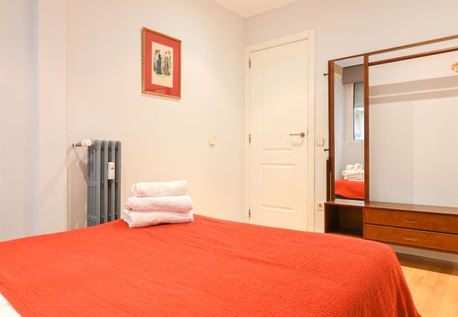 Apartment in Madrid - Spacious Three Bedroom Apartment a few minutes from the Bernabeu in Madrid ORE51