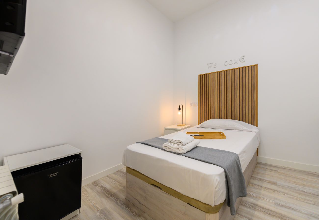 Rent by room in Madrid - M (SBE107)Shanghái: habitación con comodidad y zon