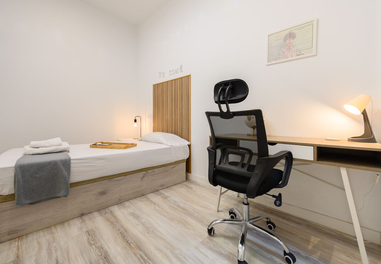 Rent by room in Madrid - M (SBE107)Shanghái: habitación con comodidad y zon