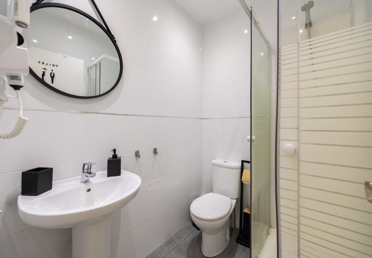 Rent by room in Madrid - M (SBE107)Shanghái: habitación con comodidad y zon