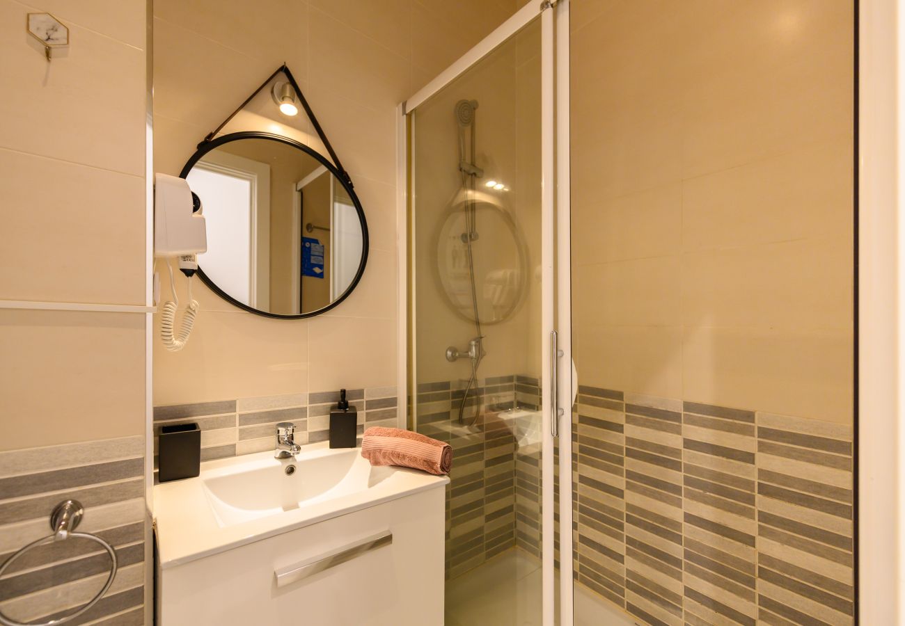 Rent by room in Madrid - M (SBE107)Shanghái: habitación con comodidad y zon