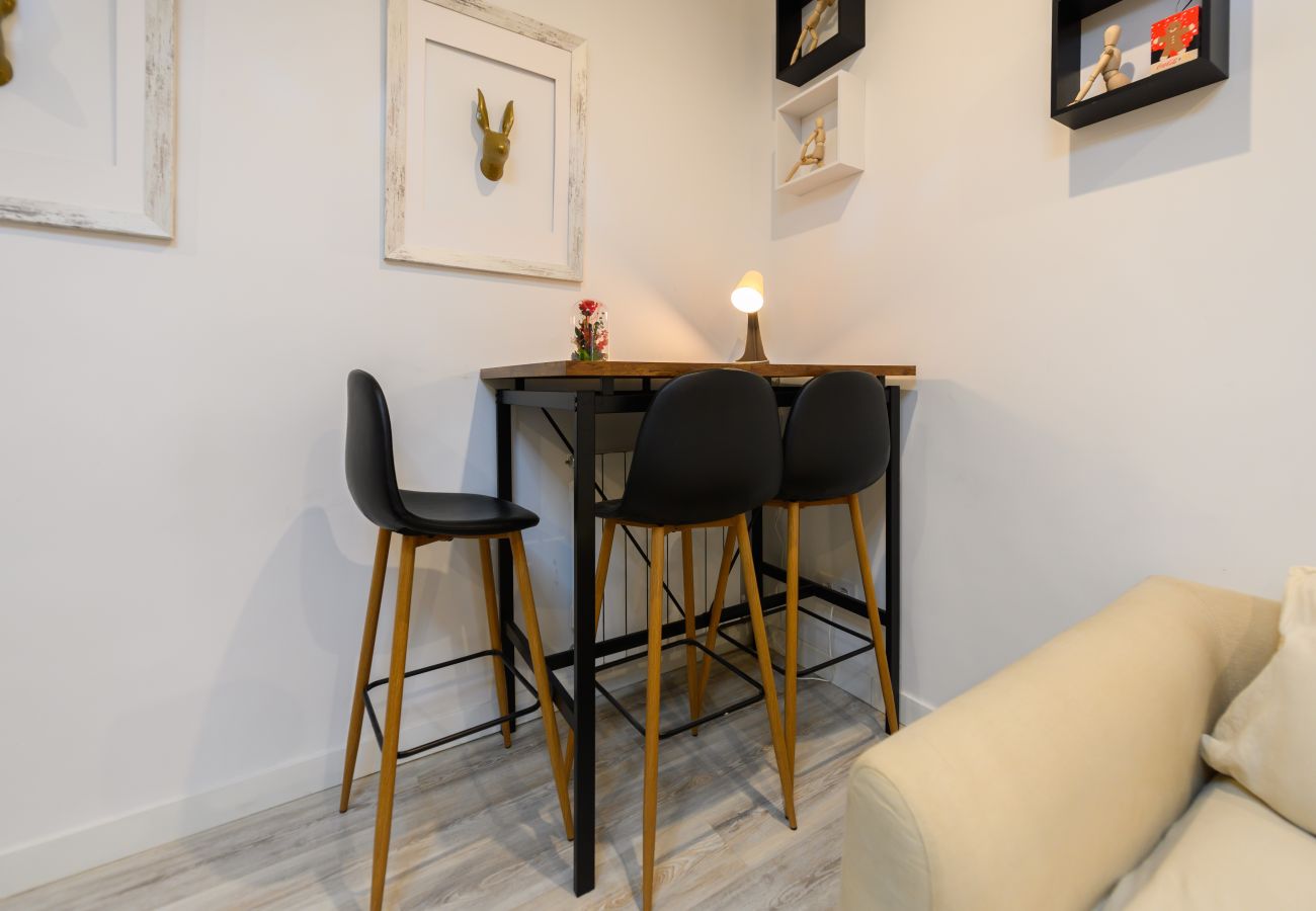 Rent by room in Madrid - M (SBE107)Shanghái: habitación con comodidad y zon