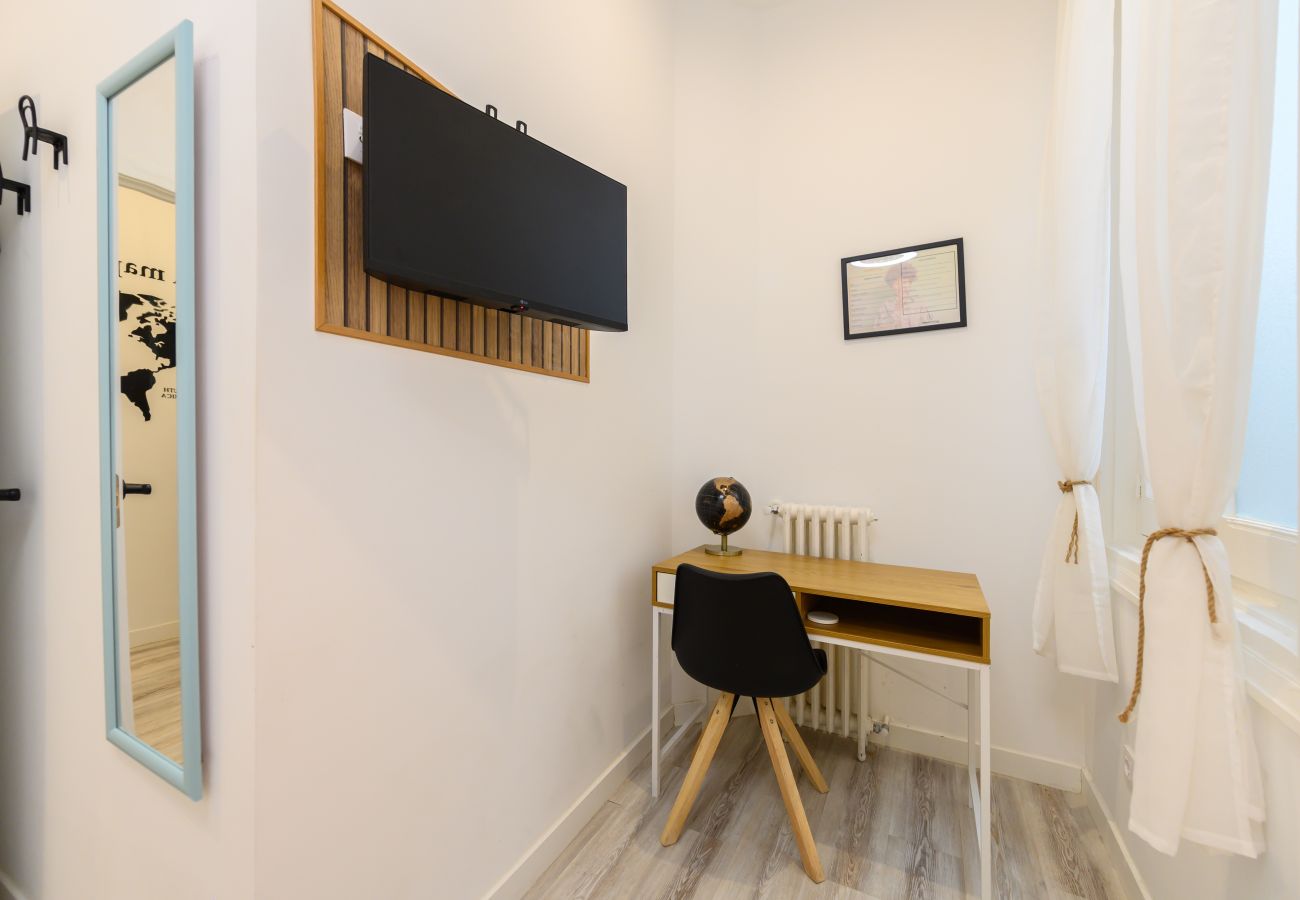 Rent by room in Madrid - M (SBE109)Singapur: habitación con comodidad y zon