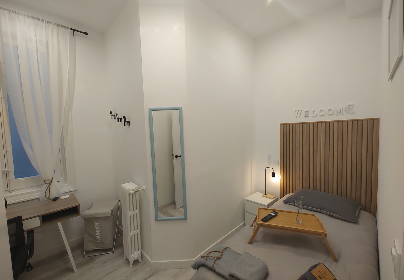 Rent by room in Madrid - M (SBE10 10) Berlín: habitación con comodidad y zo