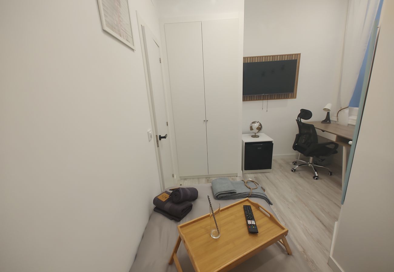 Rent by room in Madrid - M (SBE10 10) Berlín: habitación con comodidad y zo
