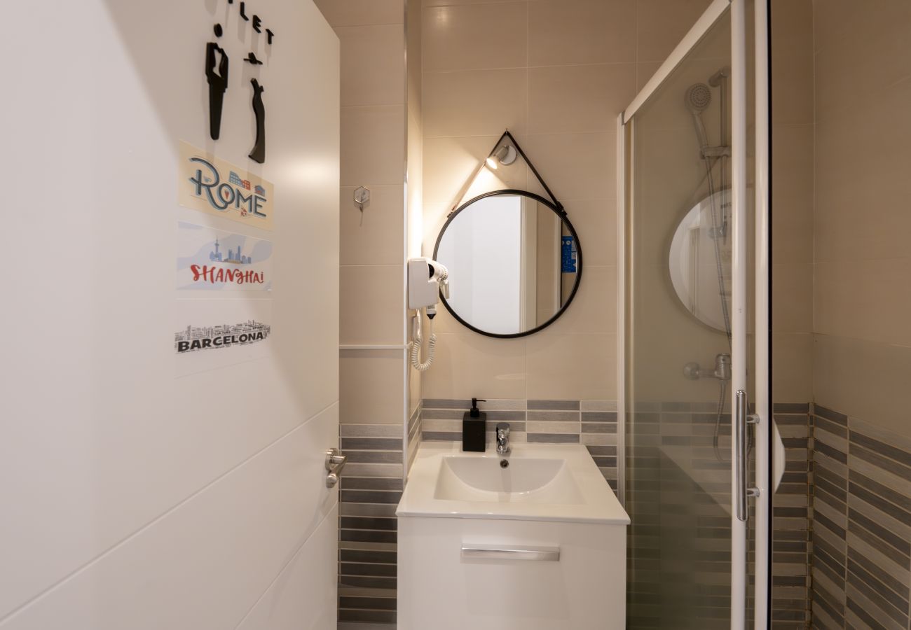 Rent by room in Madrid - M (SBE10 10) Berlín: habitación con comodidad y zo