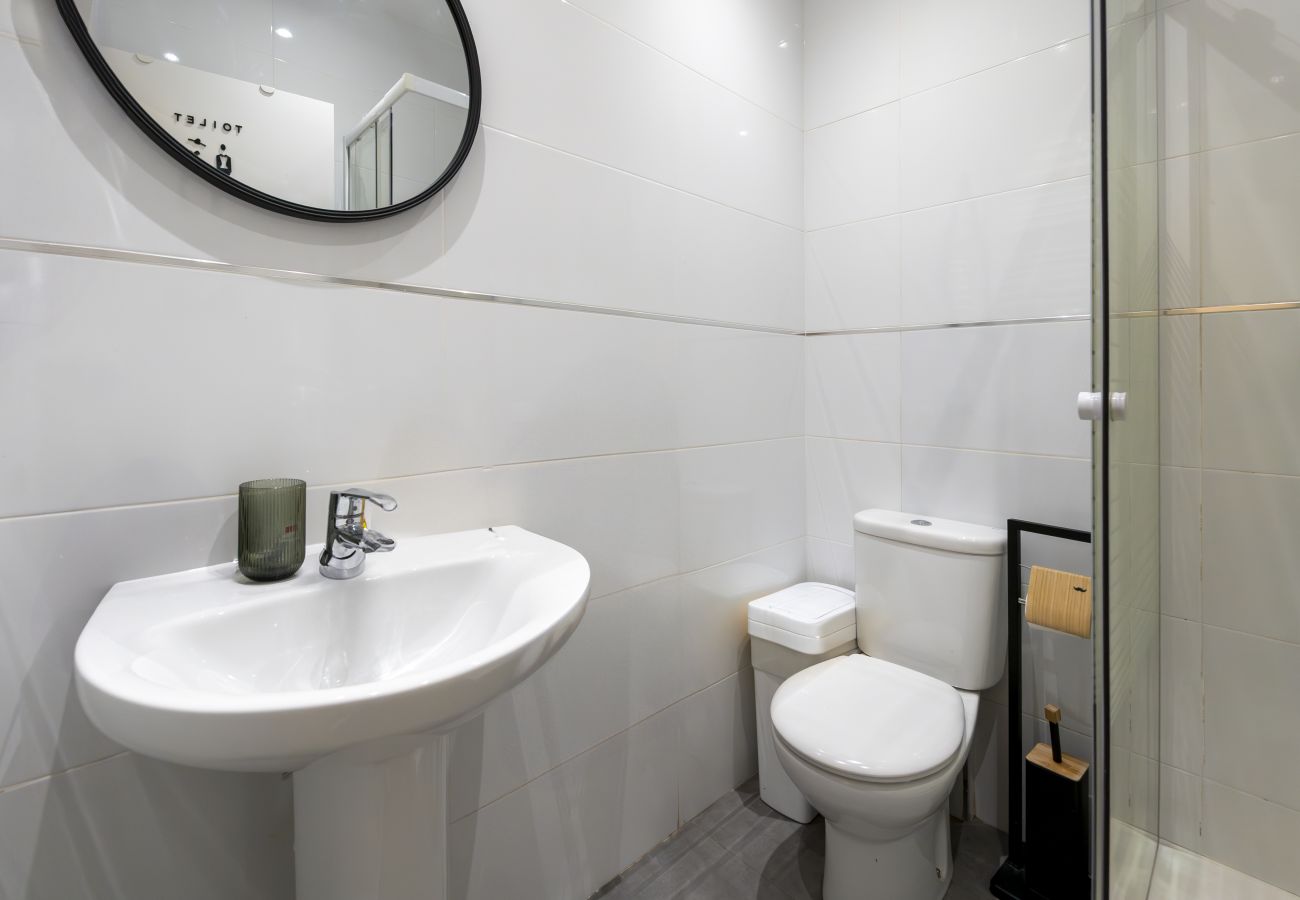 Rent by room in Madrid - M (SBE10 10) Berlín: habitación con comodidad y zo