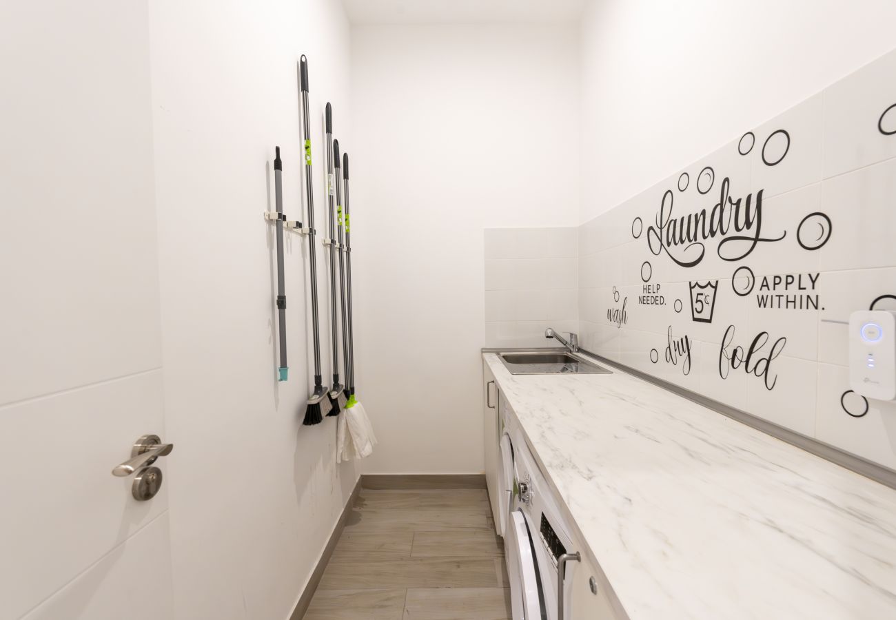 Rent by room in Madrid - M (SBE10 10) Berlín: habitación con comodidad y zo