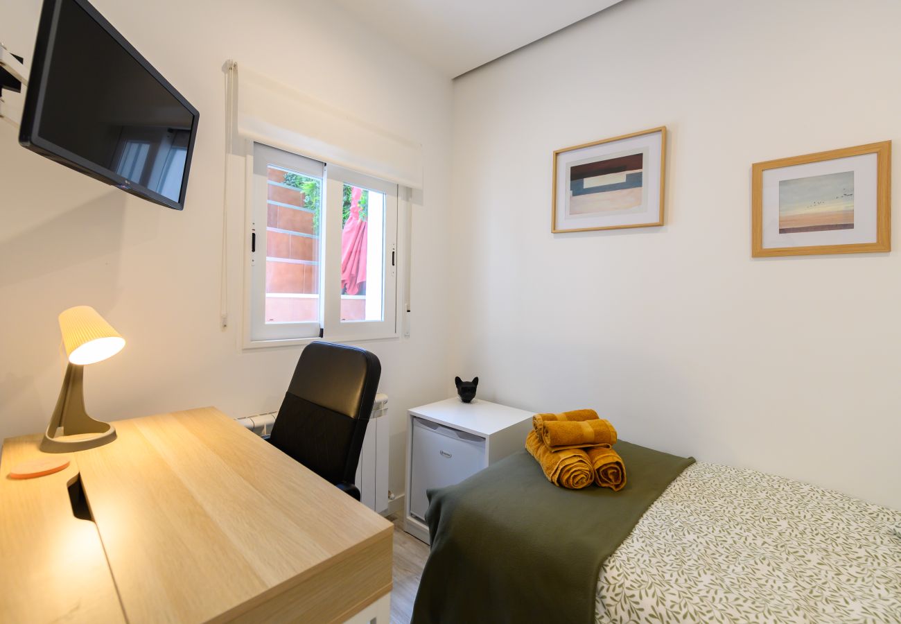 Rent by room in Madrid - M (HDB1201) Oruro: Habitación con confort y esenci