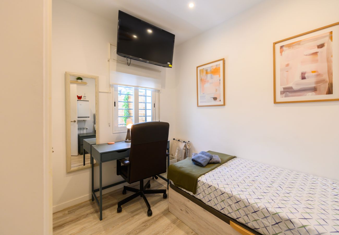 Rent by room in Madrid - M (HDB1203) Tarija: Habitación con confort y esenc