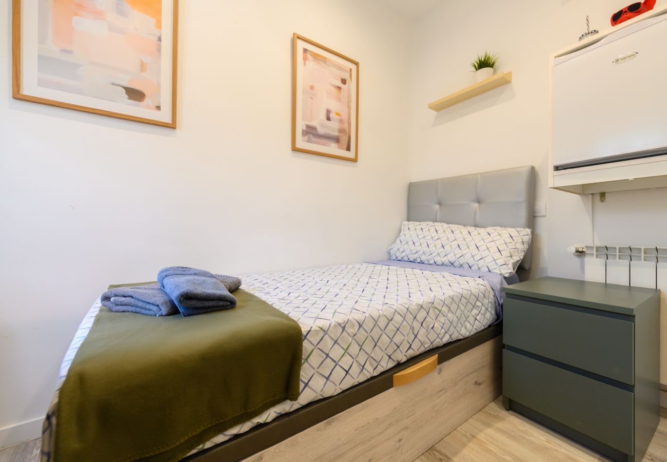 Rent by room in Madrid - M (HDB1203) Tarija: Habitación con confort y esenc