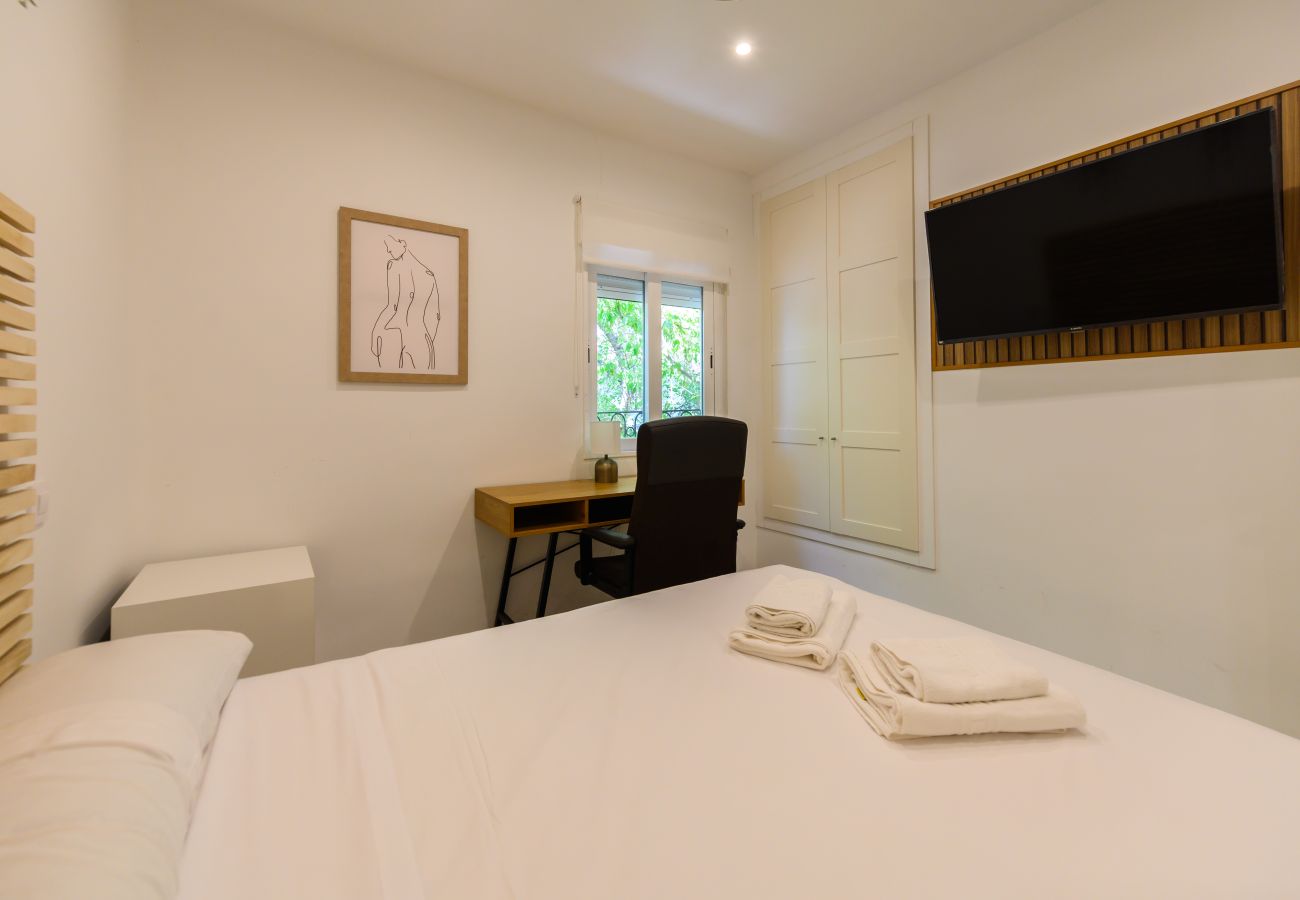 Rent by room in Madrid - M (HDB1204)La Paz: Habitación con confort y esenc