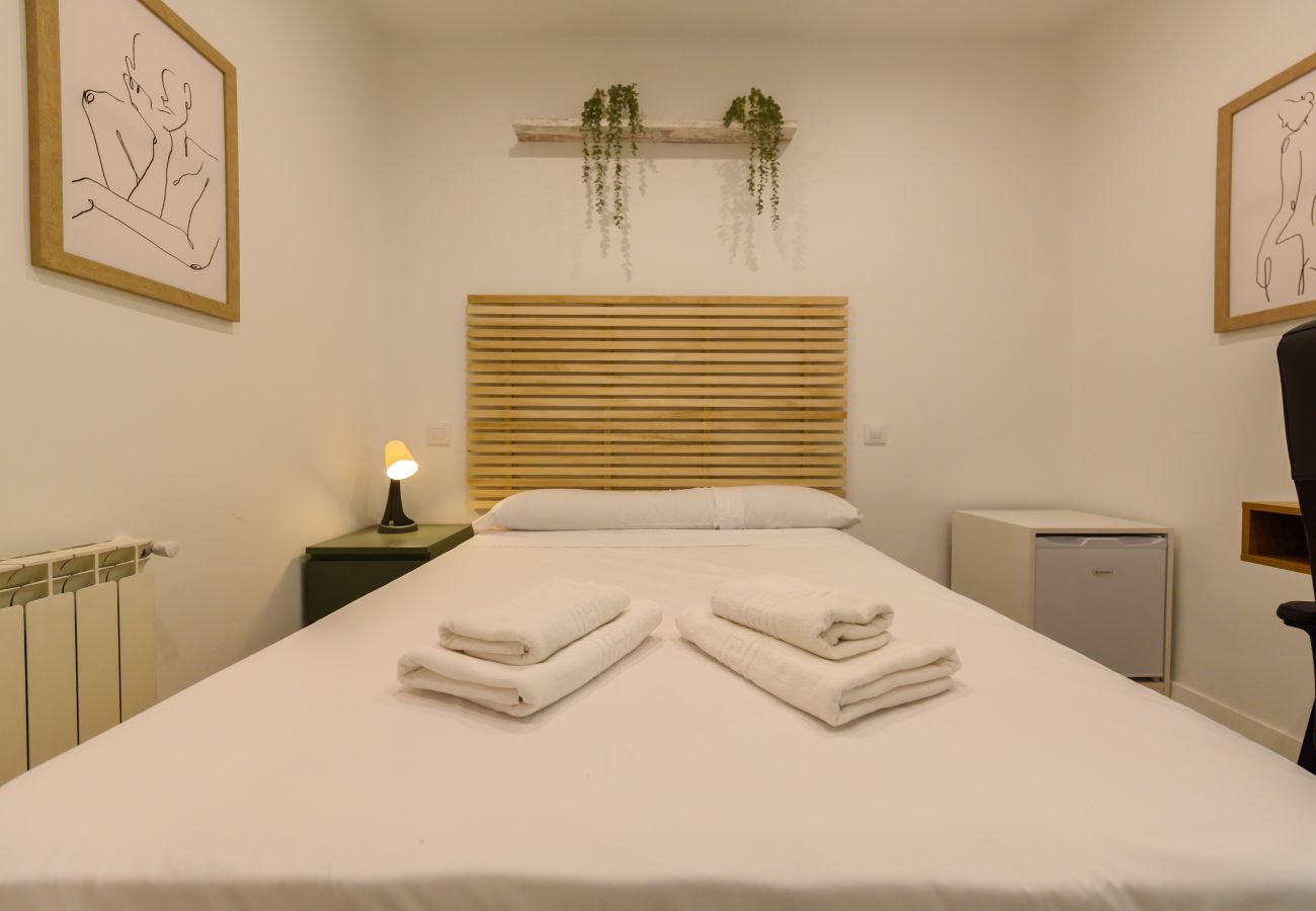 Rent by room in Madrid - M (HDB1204)La Paz: Habitación con confort y esenc