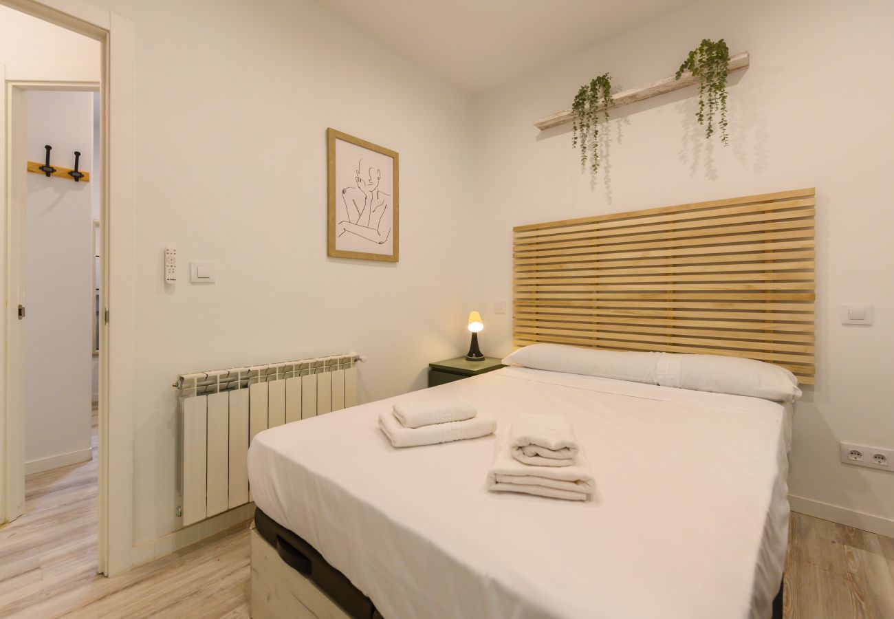Rent by room in Madrid - M (HDB1204)La Paz: Habitación con confort y esenc