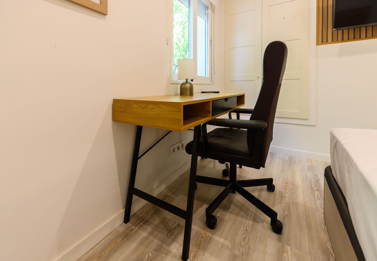 Rent by room in Madrid - M (HDB1204)La Paz: Habitación con confort y esenc