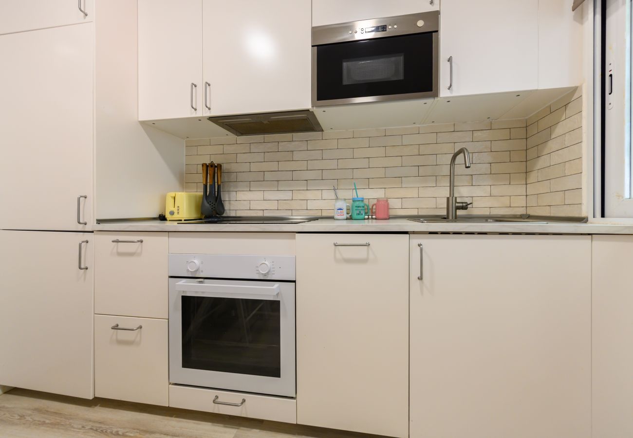 Rent by room in Madrid - M (HDB1204)La Paz: Habitación con confort y esenc