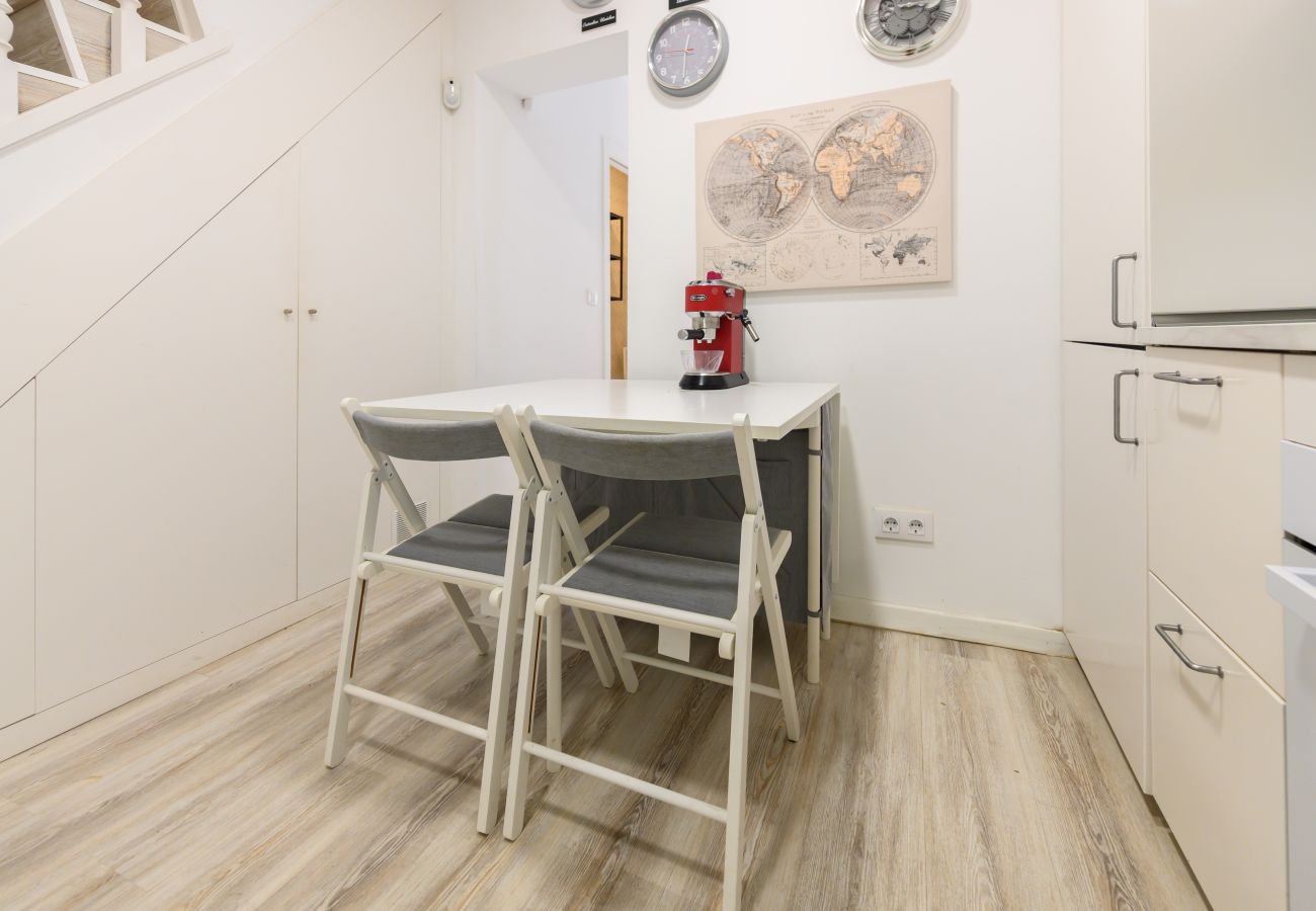 Rent by room in Madrid - M (HDB1204)La Paz: Habitación con confort y esenc