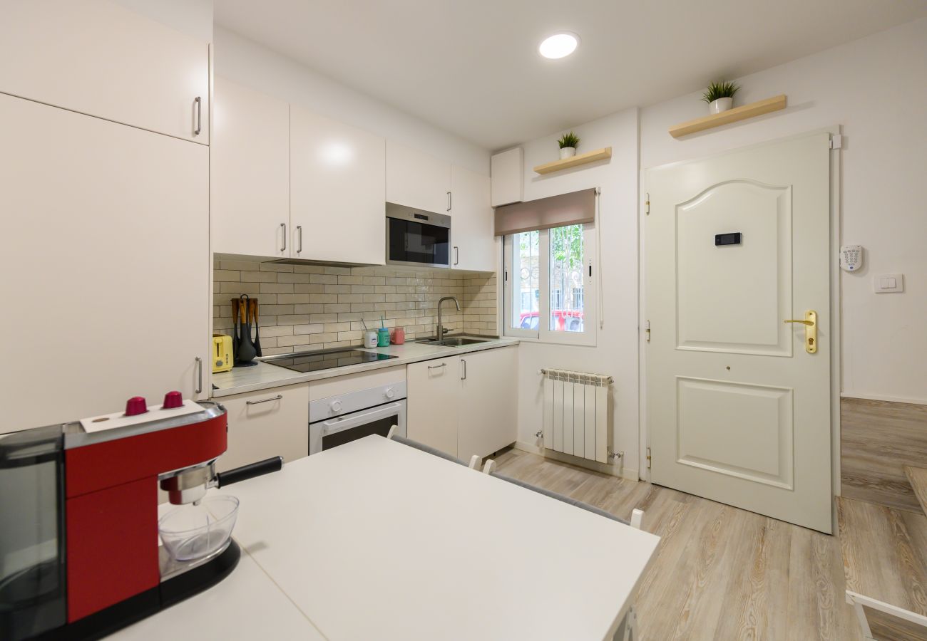 Rent by room in Madrid - M (HDB1204)La Paz: Habitación con confort y esenc