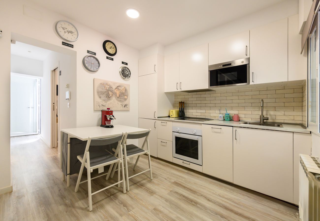 Rent by room in Madrid - M (HDB1204)La Paz: Habitación con confort y esenc