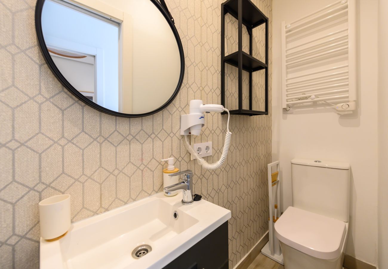 Rent by room in Madrid - M (HDB1204)La Paz: Habitación con confort y esenc