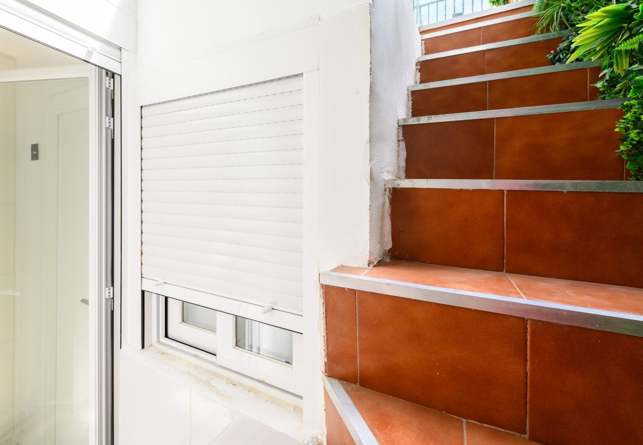 Rent by room in Madrid - M (HDB1204)La Paz: Habitación con confort y esenc