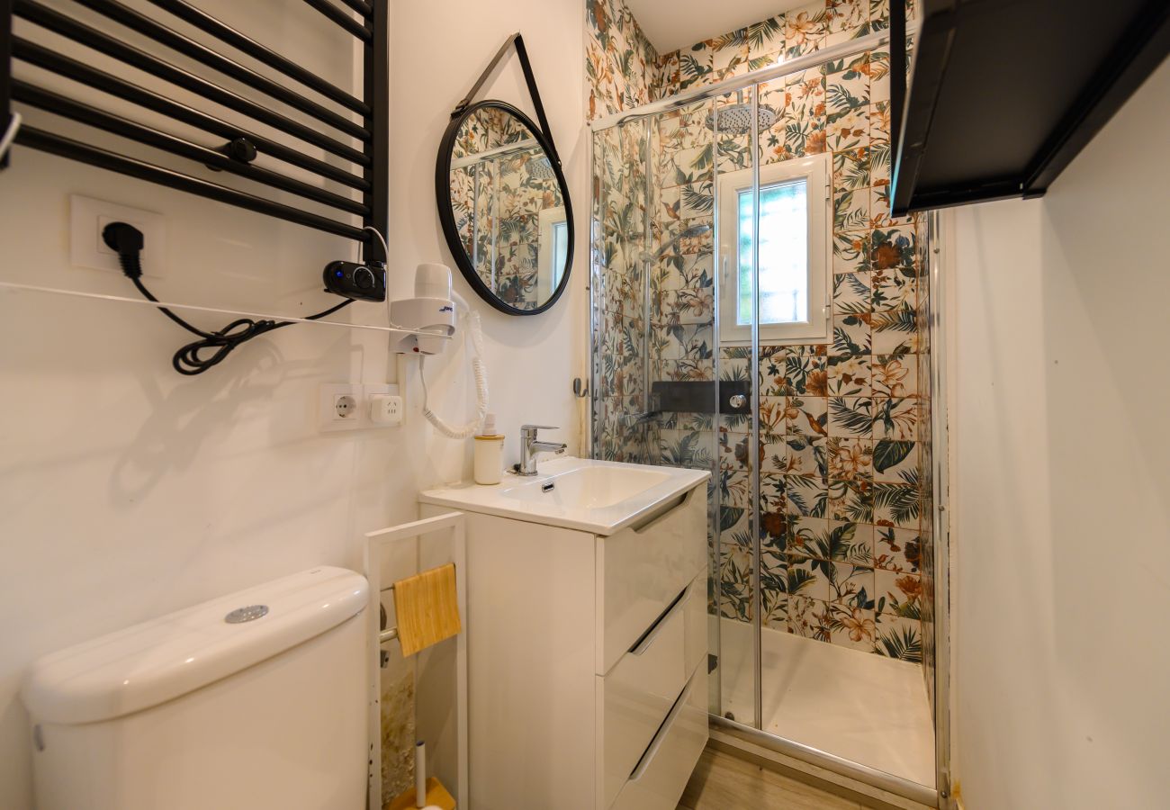 Rent by room in Madrid - M (HDB1204)La Paz: Habitación con confort y esenc