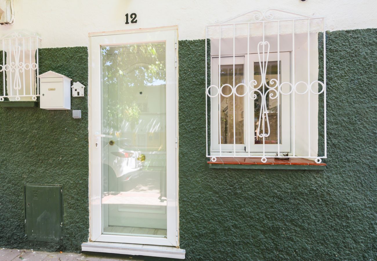 Rent by room in Madrid - M (HDB1204)La Paz: Habitación con confort y esenc