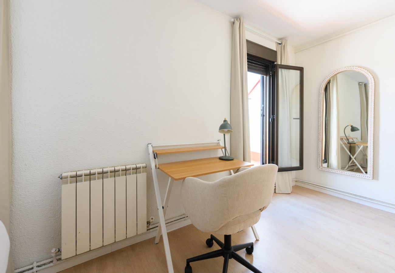 Apartment in Madrid - M (ARR126D)Piso de dos dormitorios-Terraza y balcó