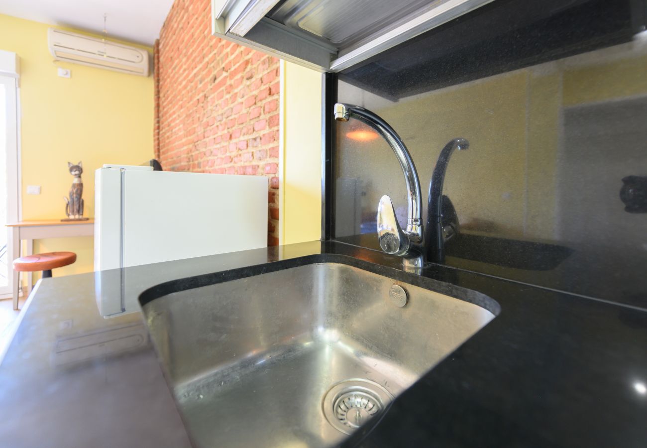 Studio in Madrid - M (ANI144C) Estudio con balcón – Todo lo que nece