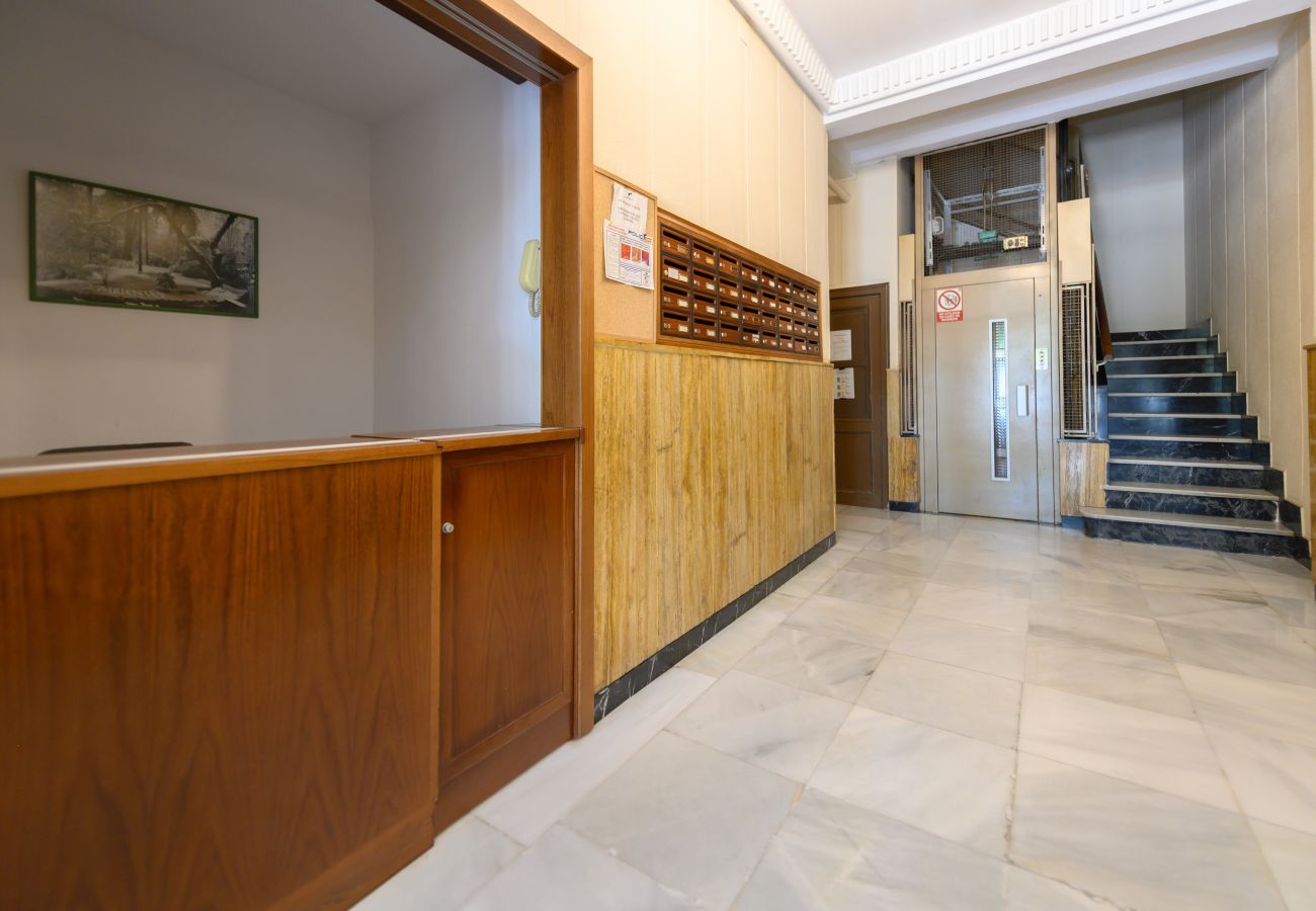 Studio in Madrid - M (ANI144C) Estudio con balcón – Todo lo que nece