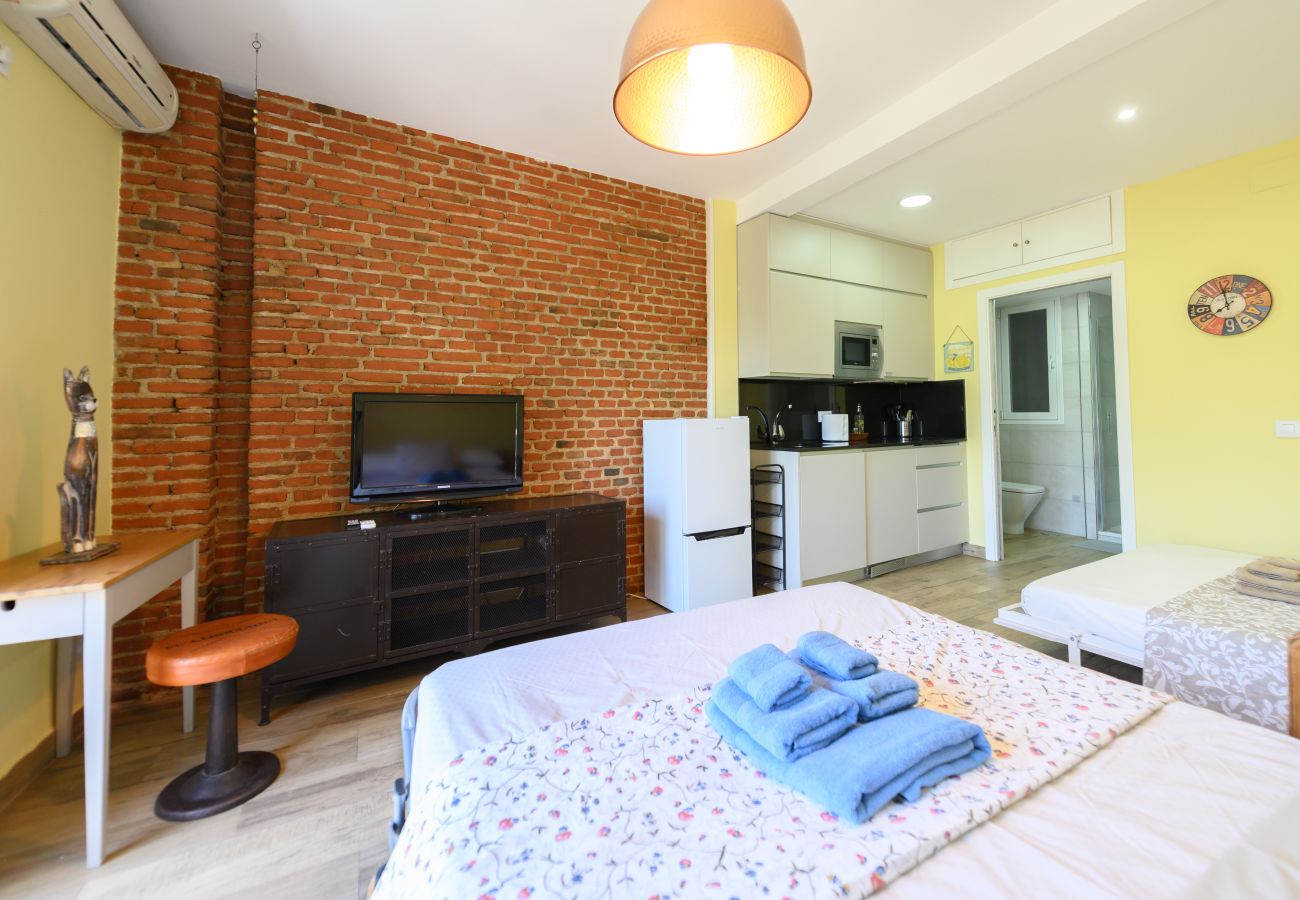 Studio in Madrid - M (ANI144C) Estudio con balcón – Todo lo que nece