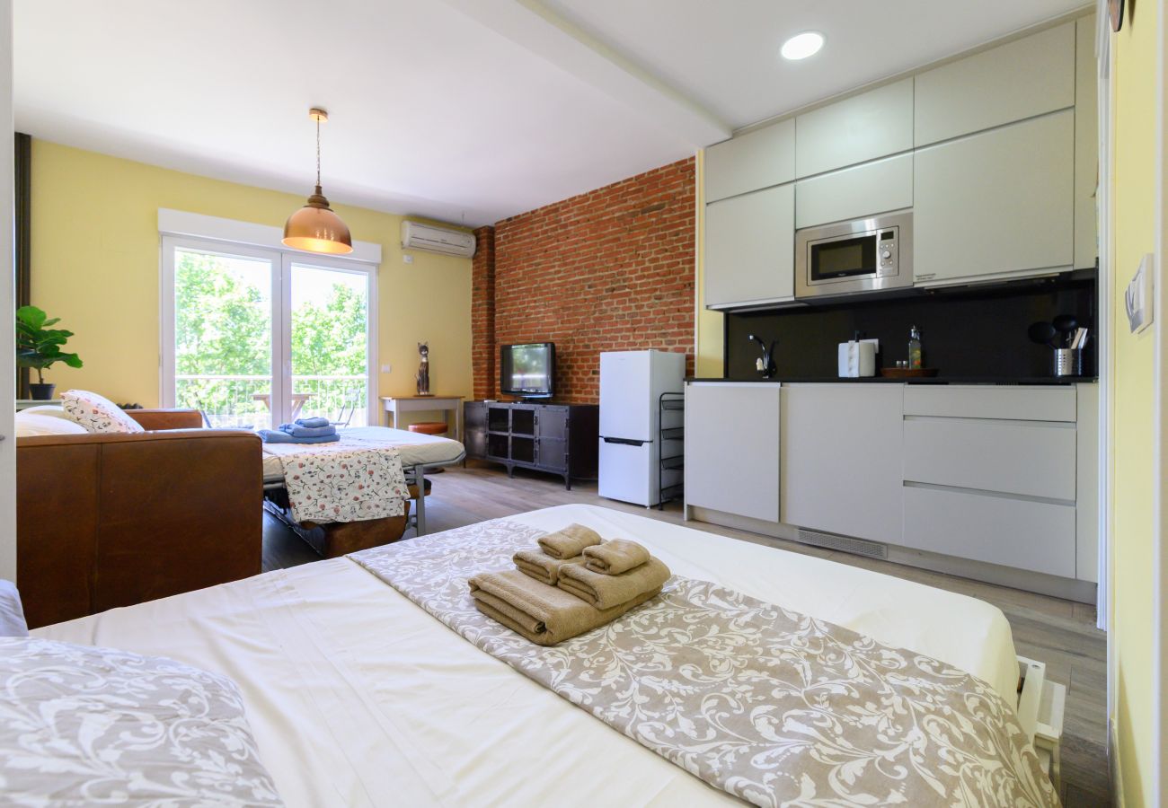 Studio in Madrid - M (ANI144C) Estudio con balcón – Todo lo que nece