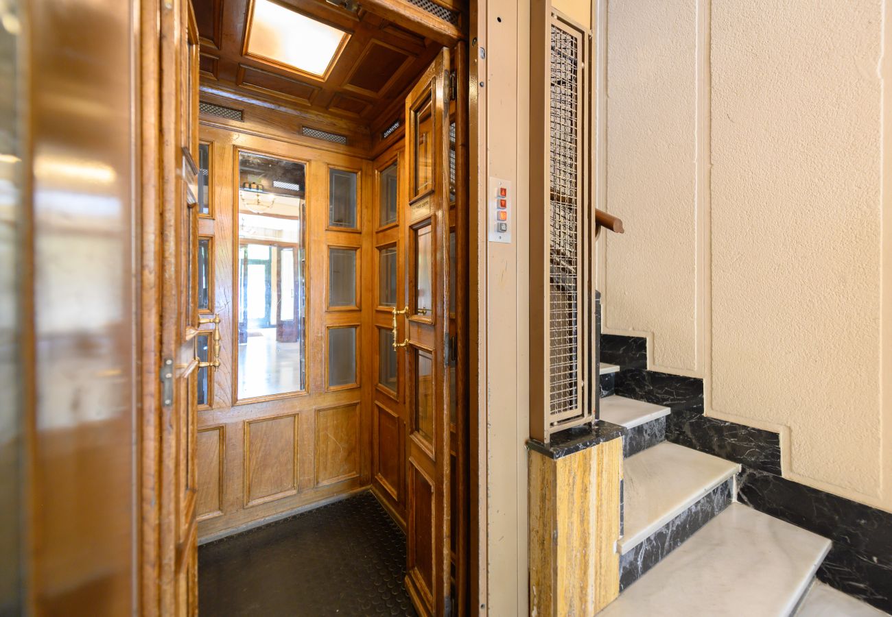 Studio in Madrid - M (ANI144C) Estudio con balcón – Todo lo que nece