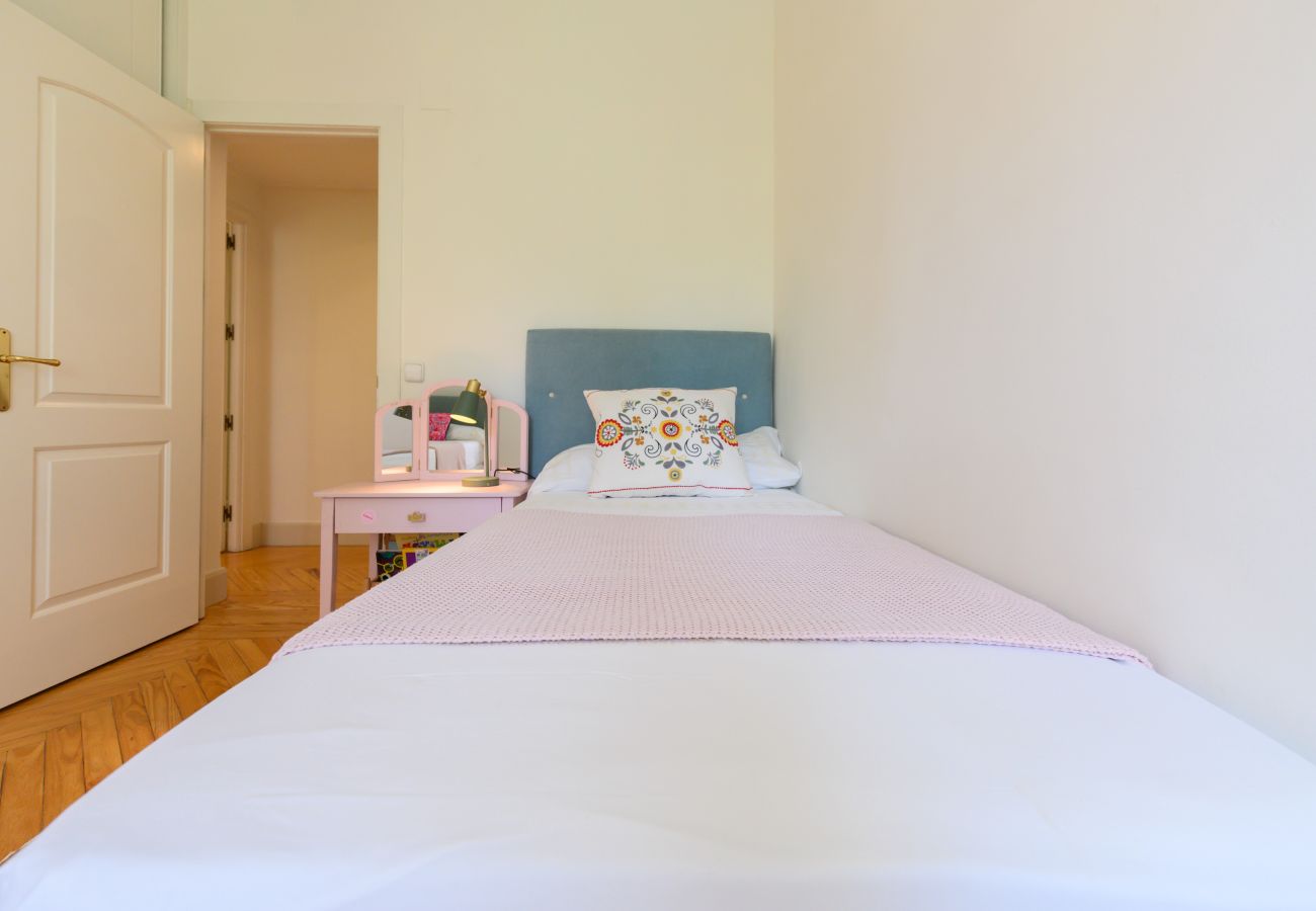 Apartment in Madrid - M (ORE39) Piso de 3 dormitorios +  2 Baños  y estu