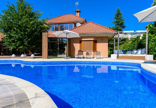 Villa in Villaviciosa de Odón - M (TAJ13) Madrid – Chalet de Lujo con Piscina, Gim