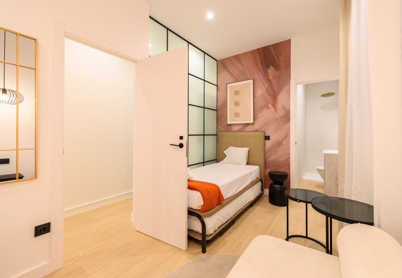 Apartment in Madrid - M (AGU230)Tu hogar en la ciudad: piso de 3 habita
