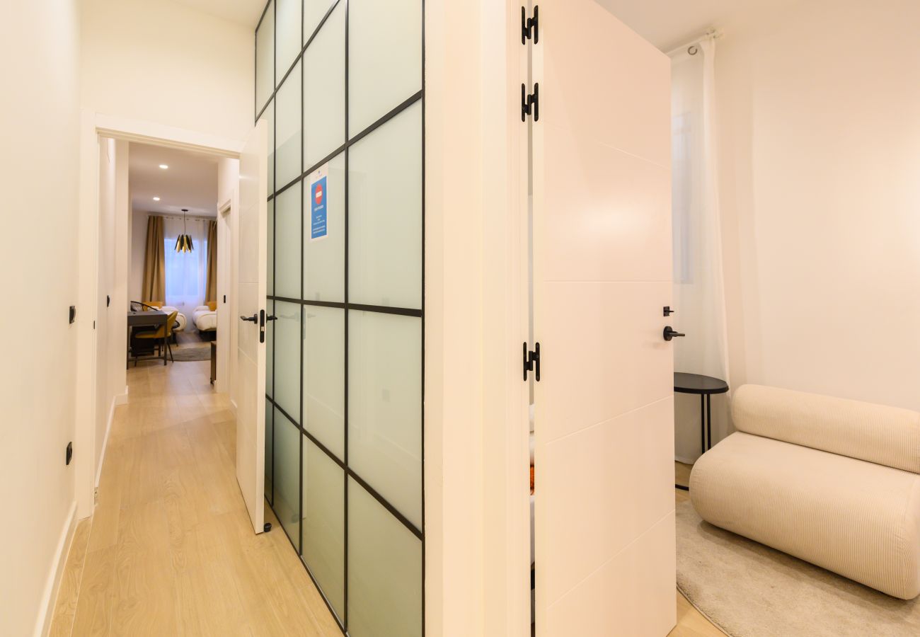 Apartment in Madrid - M (AGU230)Tu hogar en la ciudad: piso de 3 habita