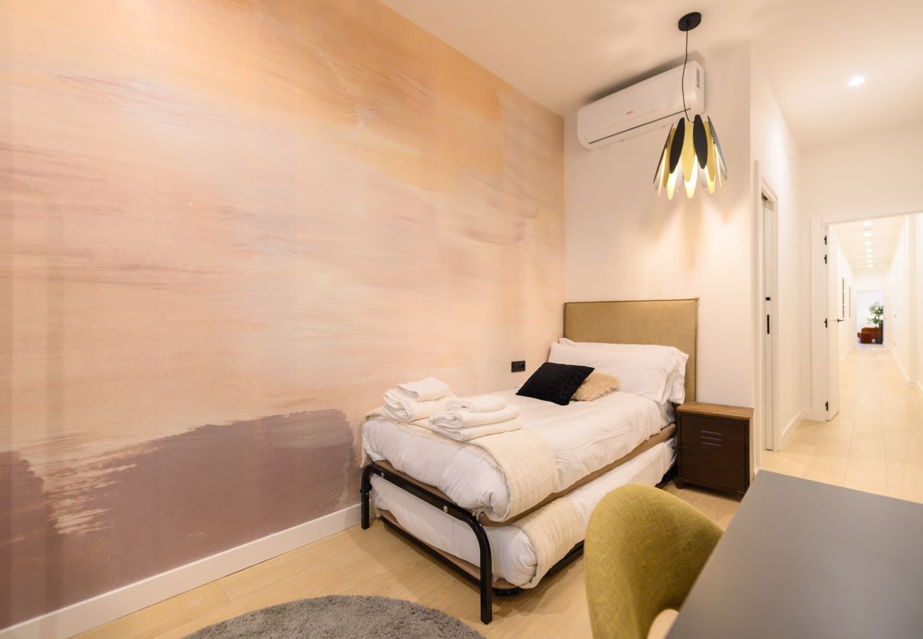 Apartment in Madrid - M (AGU230)Tu hogar en la ciudad: piso de 3 habita