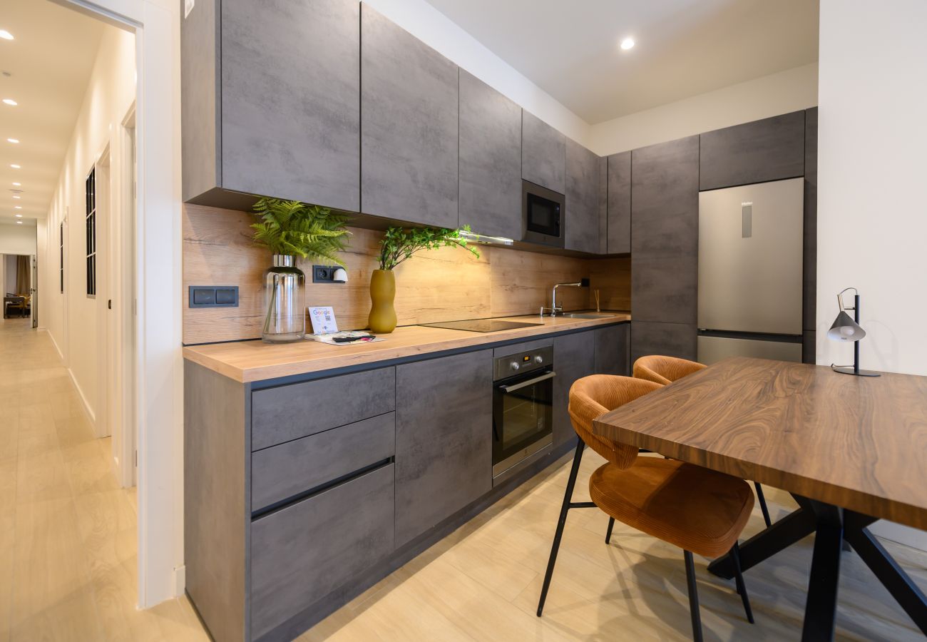 Apartment in Madrid - M (AGU230)Tu hogar en la ciudad: piso de 3 habita