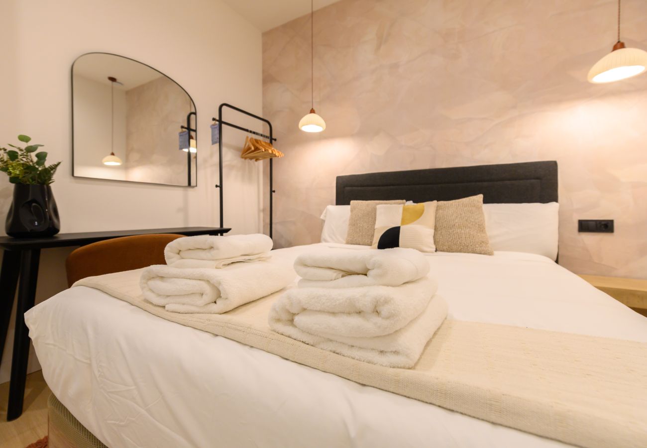 Apartment in Madrid - M (AGU230)Tu hogar en la ciudad: piso de 3 habita