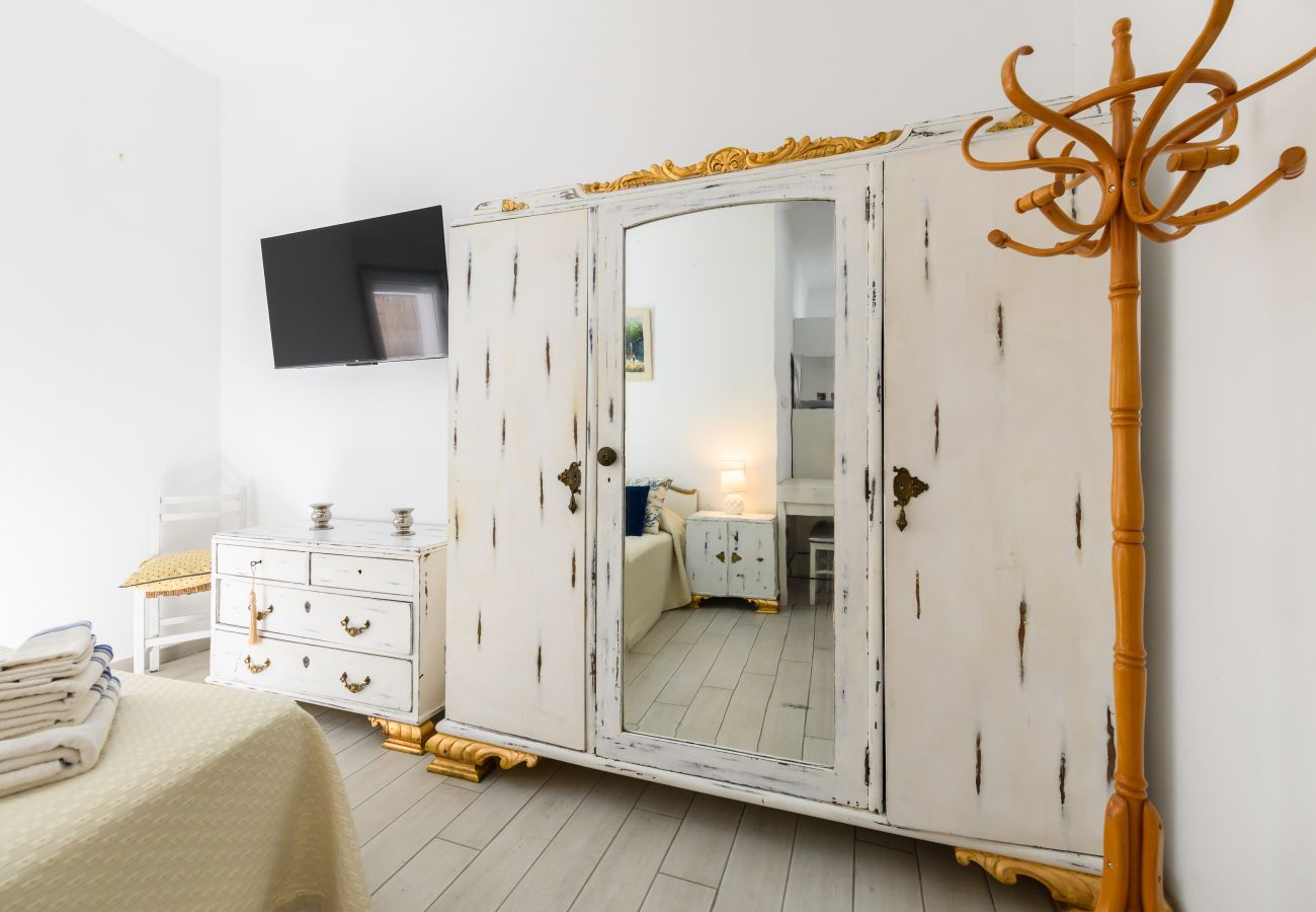 Studio in Madrid - M (SFU73)Estudio Moderno con Terraza Privada en Ma