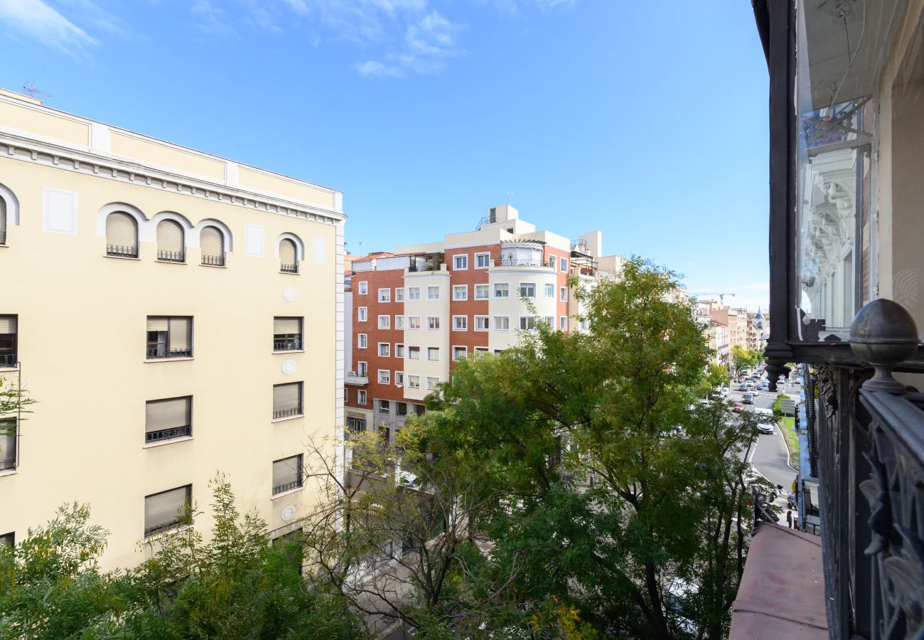 Apartment in Madrid - M (FER54D)Luminoso piso de 2 dormitorios con balco