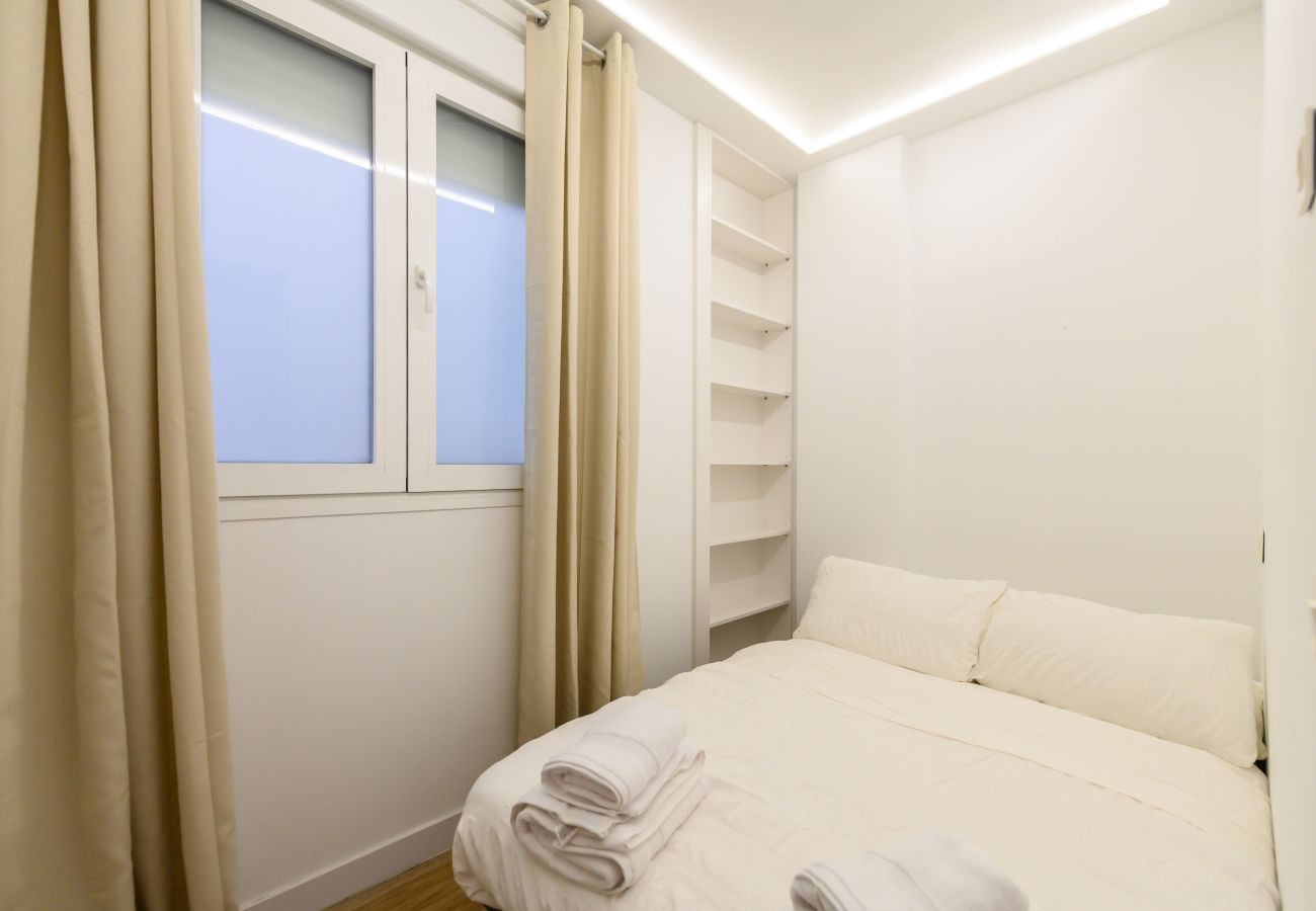 Apartment in Madrid - M (SCSD14) Amplio piso exterior de 2 dormitorios e