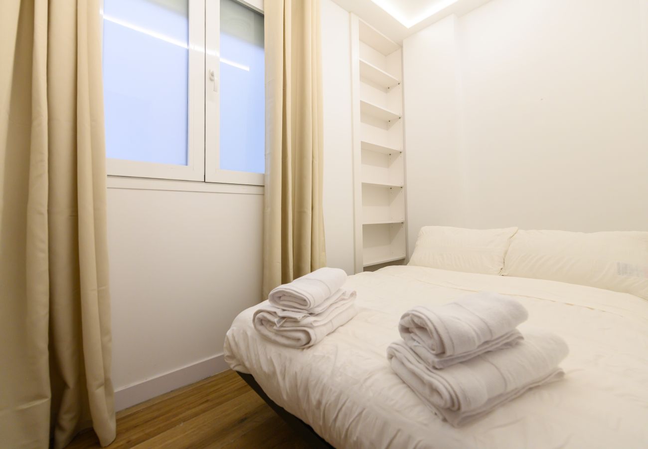 Apartment in Madrid - M (SCSD14) Amplio piso exterior de 2 dormitorios e