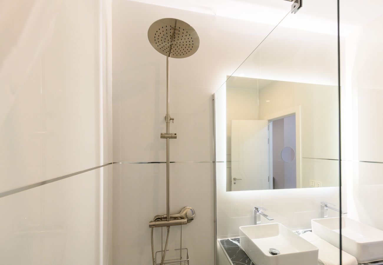 Apartment in Madrid - M (SCSD14) Amplio piso exterior de 2 dormitorios e