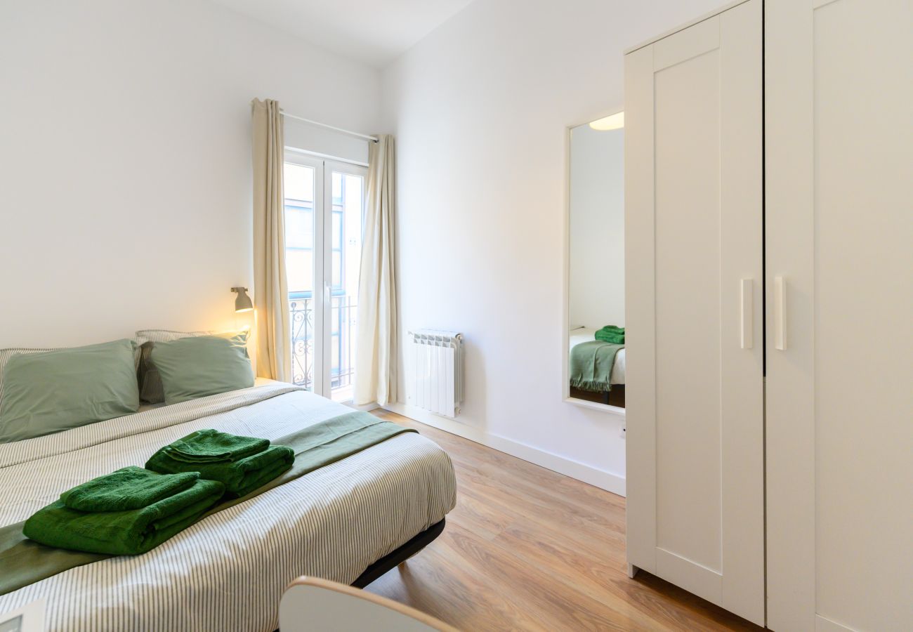 Apartment in Madrid - M (PDD82B) Piso de 3 dormitorios con balcón y toda